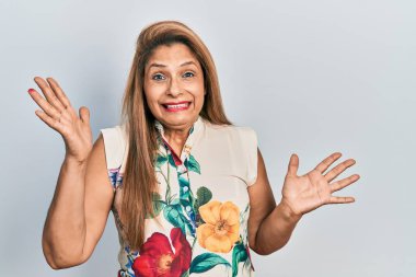 Orta yaşlı İspanyol kadın gündelik giysiler giyip başarının çılgınlığını kutluyor kollarını kaldırmış, gözlerini kapatmış heyecanlı çığlıklar atıyordu. Kazanan konsept 