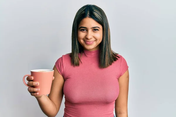 Молодая Латинская Женщина Держит Кофе Глядя Позитивно Счастливо Стоя Улыбаясь — стоковое фото