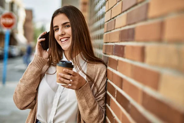 Genç Spanyol Kadını Akıllı Telefonda Konuşuyor Şehirde Kahve Içiyor — Stok fotoğraf