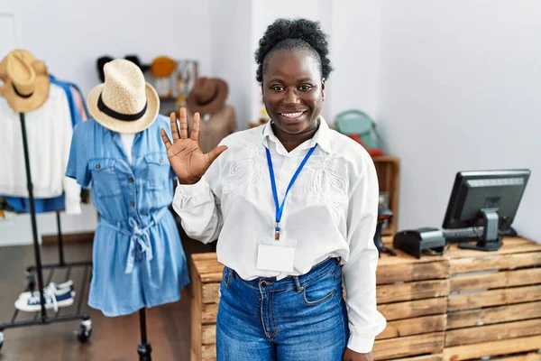 Νεαρή Αφρικανή Που Εργάζεται Διευθύντρια Μπουτίκ Λιανικής Πώλησης Δείχνοντας Και — Φωτογραφία Αρχείου