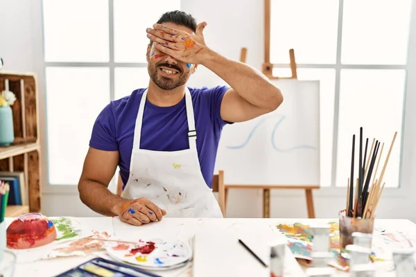 Jonge Latijns Amerikaanse Man Met Baard Kunststudio Met Geschilderd Gezicht — Stockfoto