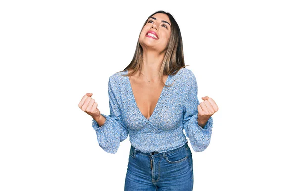 Mujer Hispana Joven Vistiendo Ropa Casual Muy Feliz Emocionada Haciendo —  Fotos de Stock