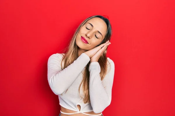 Красива Іспаномовна Жінка Червоній Діадемі Спить Втомлений Сон Позує Руками — стокове фото