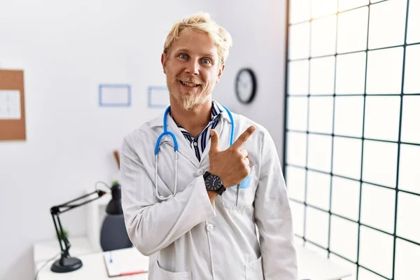 Jovem Loiro Vestindo Uniforme Médico Estetoscópio Clínica Alegre Com Sorriso — Fotografia de Stock