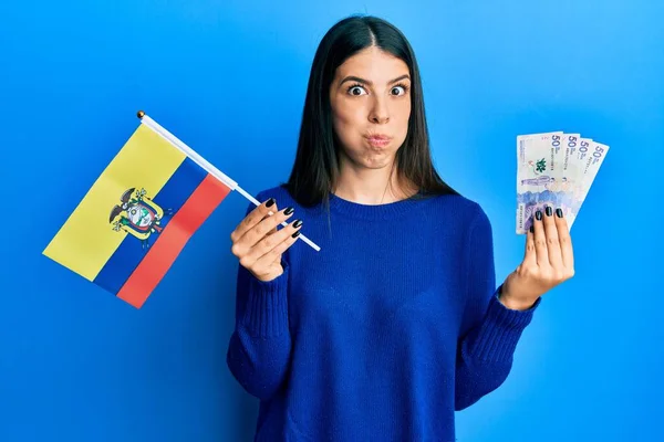 Mladá Hispánka Držící Kolumbijskou Vlajku Kolumbijské Pesos Bankovky Čechrající Tváře — Stock fotografie