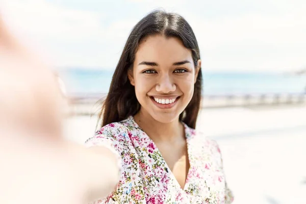 Молодая Латиноамериканка Улыбается Счастливая Делая Селфи Пляже — стоковое фото