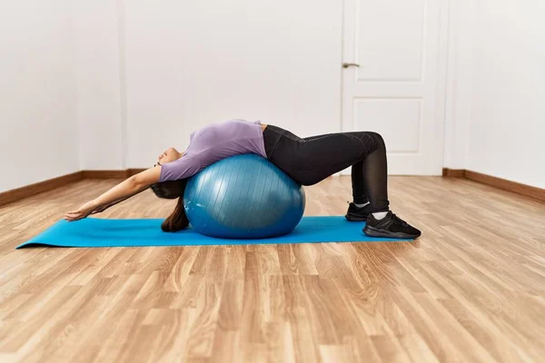 Jeune Femme Latine Étirement Aide Ballon Forme Centre Sportif — Photo