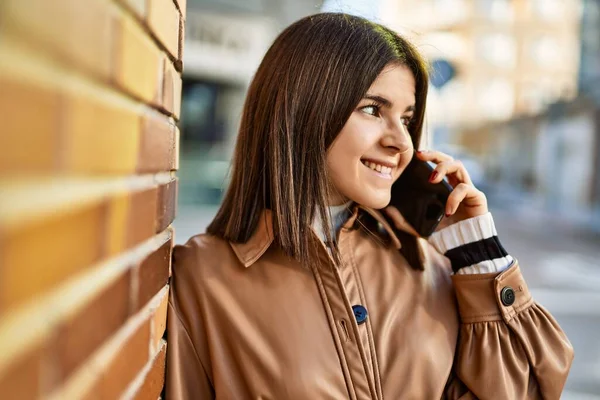 Jong Mooi Brunette Vrouw Glimlachen Gelukkig Buiten Spreken Telefoon — Stockfoto