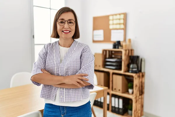 Hispanische Geschäftsfrau Mittleren Alters Steht Büro — Stockfoto