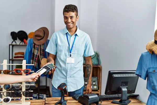 Joven Hispano Trabajando Como Asistente Tienda Sosteniendo Datáfono Tienda Minorista —  Fotos de Stock