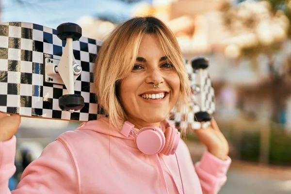 Jovem Menina Skatista Loira Sorrindo Feliz Segurando Patins Cidade — Fotografia de Stock