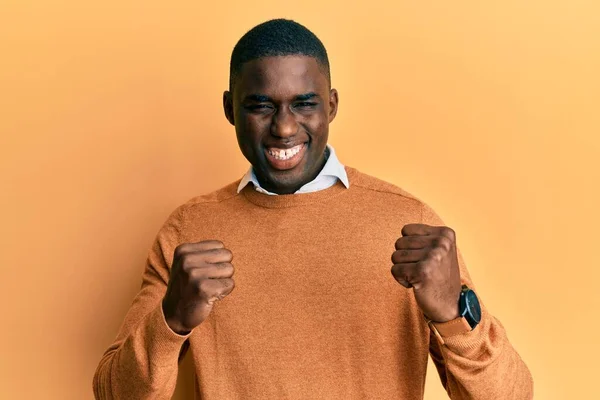 Ung Afrikansk Amerikan Man Bär Casual Kläder Firar Förvånad Och — Stockfoto