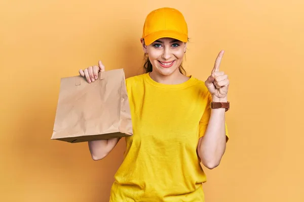 Jovem Hispânica Segurando Tirar Saco Papel Sorrindo Com Uma Ideia — Fotografia de Stock