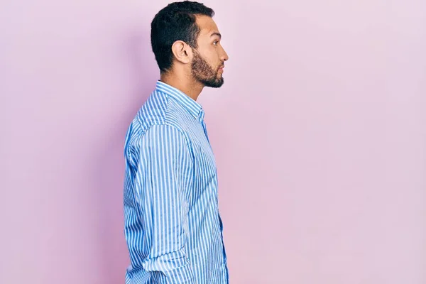 Hombre Hispano Con Barba Vistiendo Camisa Azul Casual Mirando Costado — Foto de Stock