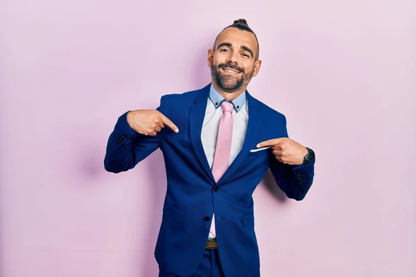 Junger Hispanischer Mann Businessanzug Und Krawatte Sieht Selbstbewusst Aus Mit — Stockfoto