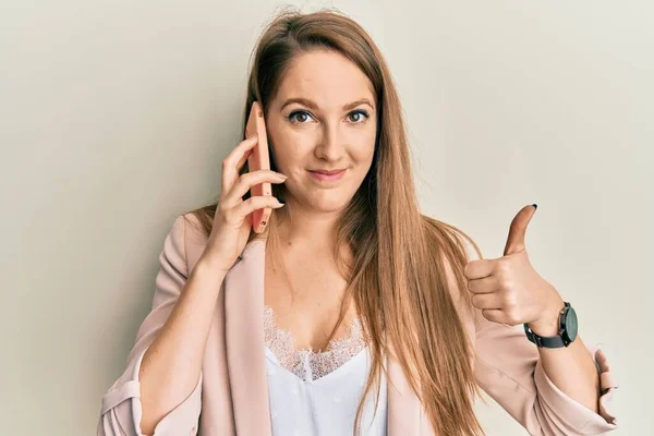 Giovane Donna Bionda Che Parla Sullo Smartphone Sorridendo Felice Positivo — Foto Stock