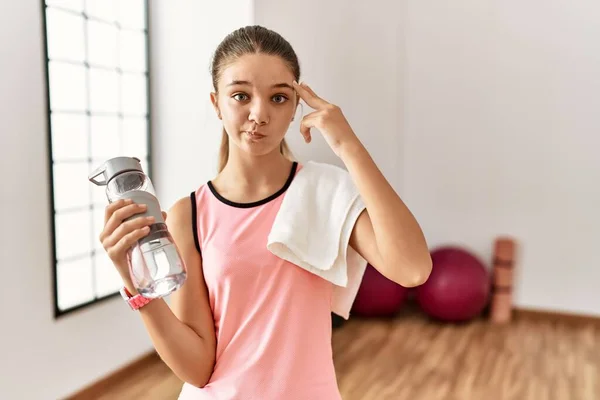 Junge Brünette Teenager Sportkleidung Halten Wasserflasche Schießen Und Sich Selbst — Stockfoto