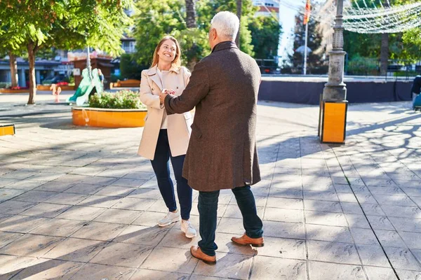 Homme Femme Âge Moyen Couple Souriant Danse Confiante Parc — Photo