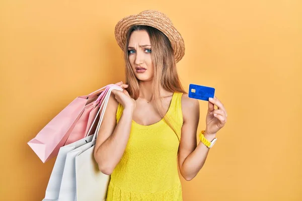 Mladá Blondýna Drží Nákupní Tašky Kreditní Karty Bezradný Zmatený Výraz — Stock fotografie