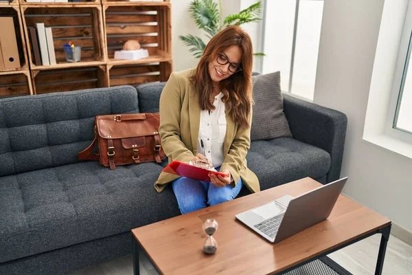 Young Latin Woman Smiling Confident Having Online Psychology Session Clinic — Stock Photo, Image