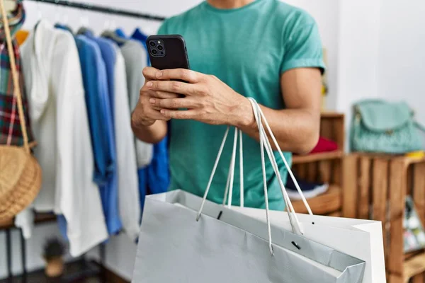 Joven Árabe Hombre Cliente Usando Smartphone Sosteniendo Bolsas Compras Tienda — Foto de Stock
