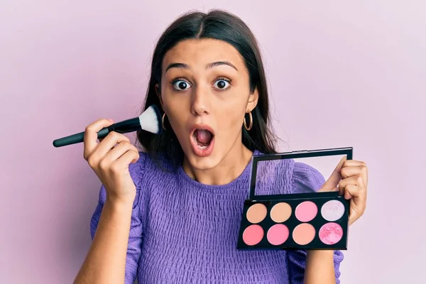 Mujer Hispana Joven Sosteniendo Cepillo Maquillaje Rubor Miedo Conmocionado Con — Foto de Stock