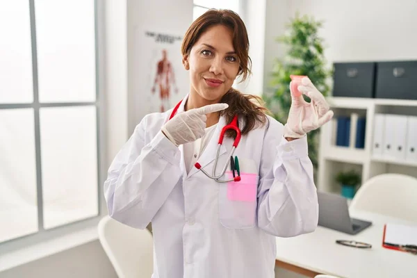 Hispánský Lékař Žena Drží Menstruační Šálek Úsměvem Šťastný Ukazující Rukou — Stock fotografie