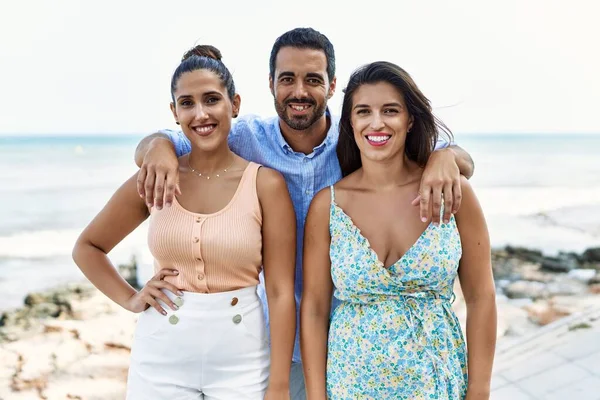 Três Jovens Amigos Hispânicos Sorrindo Felizes Abraçando Praia — Fotografia de Stock