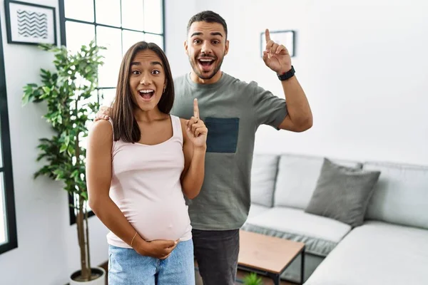 Jong Interraciaal Paar Verwacht Een Baby Aanraken Zwangere Buik Glimlachen — Stockfoto