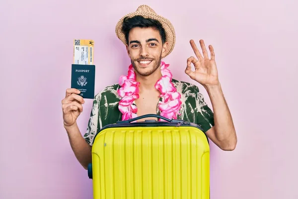 Młody Latynos Letnim Stylu Hawajski Lei Paszportem Kartą Pokładową Robi — Zdjęcie stockowe