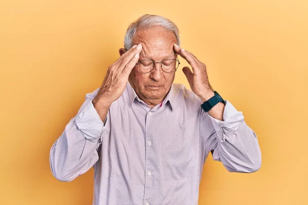 Beyaz Saçlı Zarif Gömlekli Gözlüklü Yaşlı Bir Adam Baş Ağrısı — Stok fotoğraf