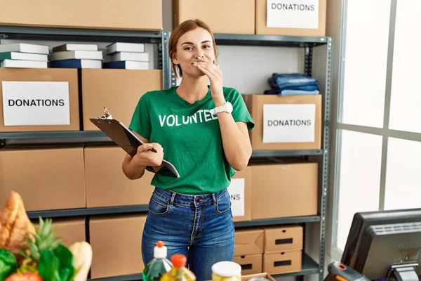 Bağışta Gönüllü Tişört Giyen Genç Esmer Kadın Gülüyor Utanıyor Kıkırdıyor — Stok fotoğraf