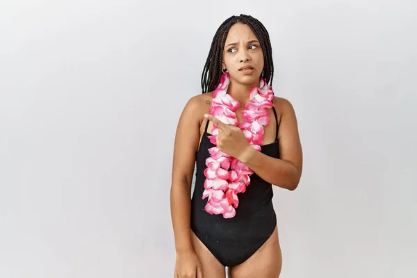 Młoda Afroamerykanka Stroju Kąpielowym Hawajskim Lei Wskazując Bok Zmartwiony Zdenerwowany — Zdjęcie stockowe