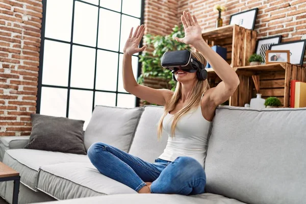 Mujer Rubia Joven Jugando Videojuego Con Gafas Realidad Virtual Casa —  Fotos de Stock