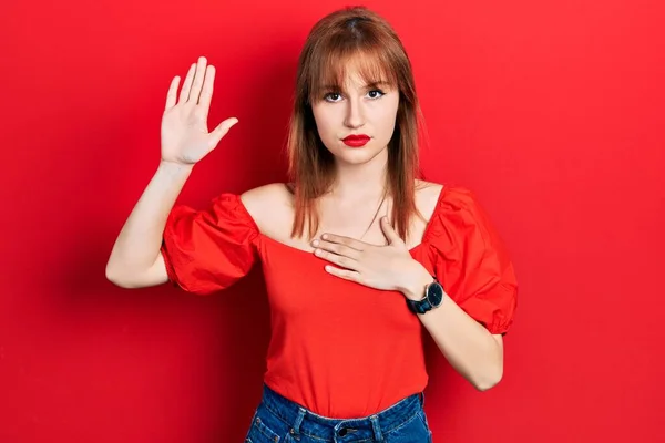 Redhead Ung Kvinna Bär Casual Röd Shirt Svär Med Handen — Stockfoto