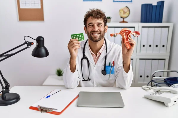 Ung Latinamerikansk Läkare Man Som Håller Kvinnliga Könsorgan Och Piller — Stockfoto