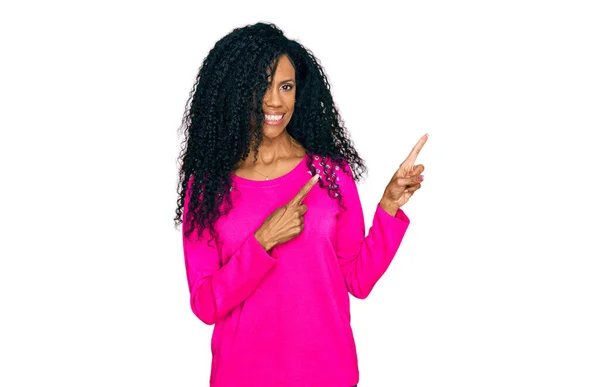 Donna Afro Americana Del Medioevo Con Indosso Abiti Casual Sorridenti — Foto Stock