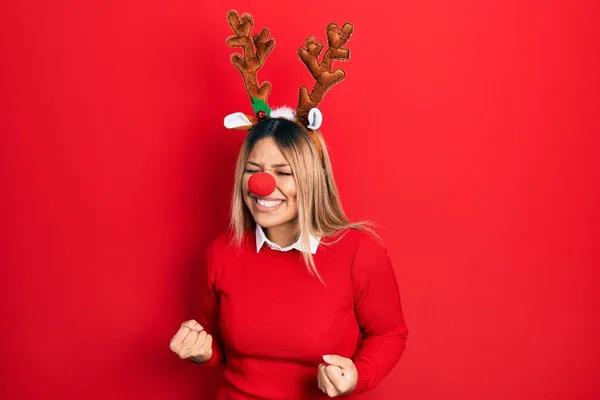 Krásná Hispánka Jelením Vánočním Kloboukem Červeným Nosem Velmi Šťastná Nadšená — Stock fotografie