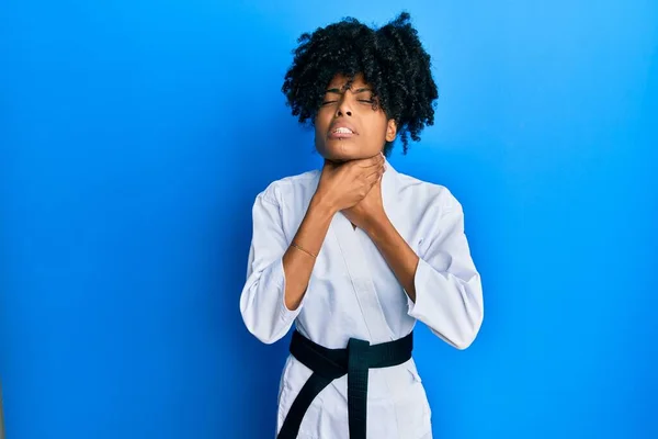 Afroamerikanerin Mit Afro Haaren Karate Kimono Und Schwarzem Gürtel Schreiend — Stockfoto
