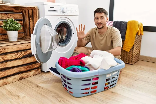 Jovem Homem Bonito Colocando Roupa Suja Máquina Lavar Roupa Mostrando — Fotografia de Stock