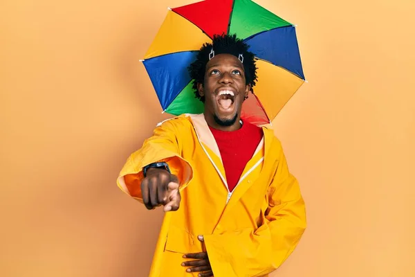 Jovem Afro Americano Vestindo Capa Chuva Amarela Rindo Você Apontando — Fotografia de Stock