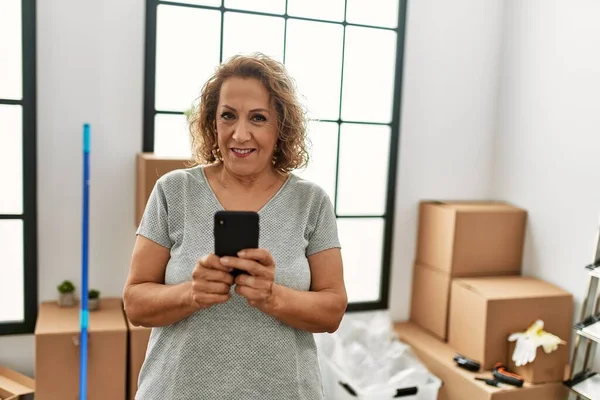 Biała Kobieta Średnim Wieku Uśmiecha Się Szczęśliwy Pomocą Smartfona Nowym — Zdjęcie stockowe