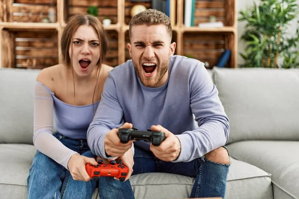 Jovem Casal Caucasiano Gritando Jogando Videogame Casa — Fotografia de Stock