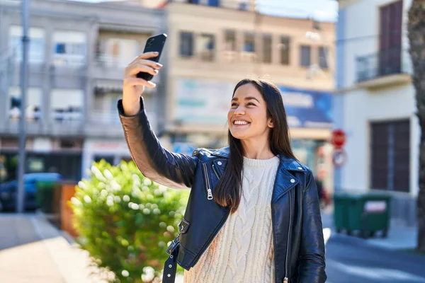 Νεαρή Γυναίκα Χαμογελώντας Αυτοπεποίθηση Κάνει Selfie Από Smartphone Στο Πάρκο — Φωτογραφία Αρχείου