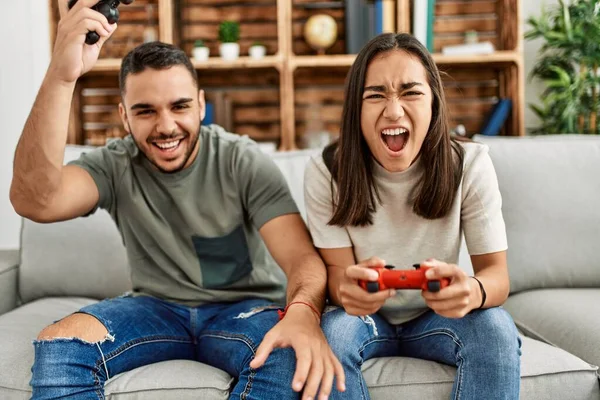 Fiatal Latin Pár Frusztrált Játszik Videojáték Otthon — Stock Fotó