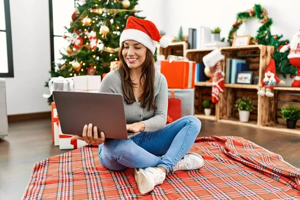 Mujer Latina Joven Usando Portátil Sentado Junto Árbol Navidad Casa — Foto de Stock