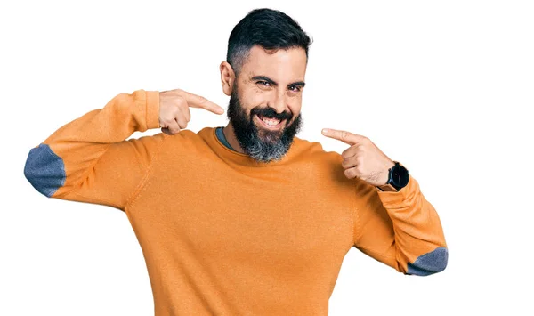 留着胡子的西班牙裔男人 穿着休闲的冬季毛衣 笑容满面 用手指和嘴指尖 牙齿健康概念 — 图库照片
