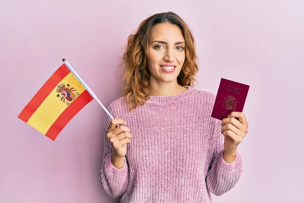 Νεαρή Λευκή Γυναίκα Ισπανική Σημαία Και Διαβατήριο Χαμογελώντας Ένα Χαρούμενο — Φωτογραφία Αρχείου