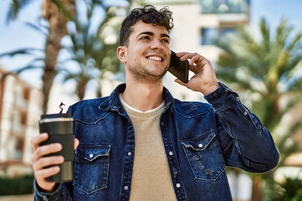 Jeune Homme Hispanique Parlant Sur Smartphone Boire Café Ville — Photo