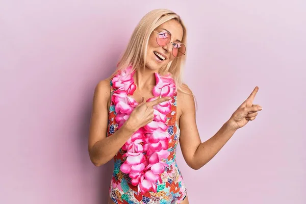 Jonge Blonde Vrouw Badpak Hawaïaanse Lei Lachend Kijkend Naar Camera — Stockfoto